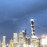 夜の上海・浦東地区の高層ビル群。左に東方明珠塔、中央に上海ワールドフィナンシャルセンター、右に上海タワーがライトアップされて輝く。