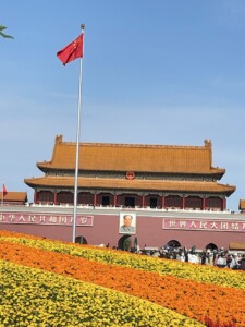 北京・天安門広場の朝、青空の下で国旗が静かに翻る風景