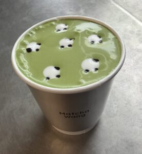 上海のMatcha Wangで注文した小羊のミルクフォームが浮かぶバニラビーンズ抹茶ラテ