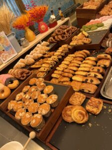 オークラガーデンホテル上海の朝食ブッフェに並ぶパンとデニッシュ